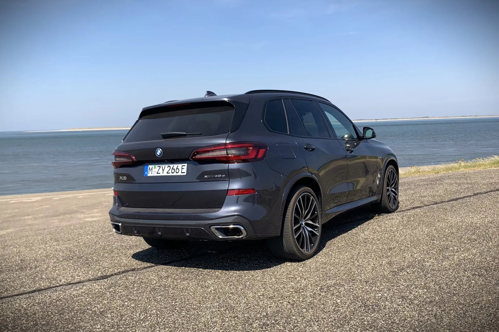 Am Heck des BMW X5 45e  sind sämtliche Lichtquellen in LED-Technik ausgeführt. Die dreidimensionale Gestaltung ihrer Deckgläser verhilft den Leuchten zu einer technisch-skulpturalen Note. Diagonale Akzentlinien lassen das Heck kompakt und kraftvoll erscheinen.