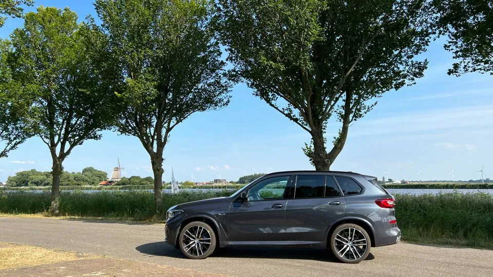 Der 4,92 m lange BMW X5 der mittlerweile vierten Generation wirkt länger, schlanker und die Motorhaube präsenter als sein Vorgänger.