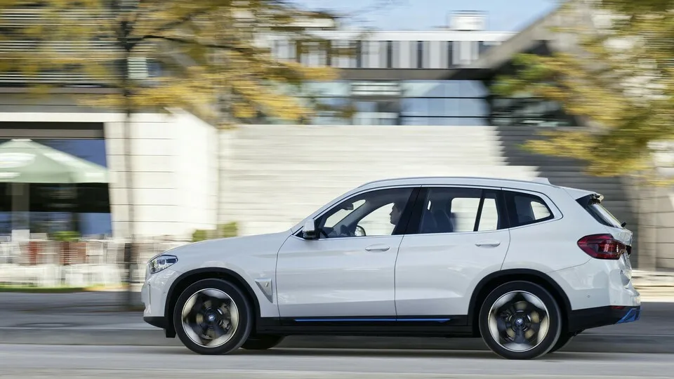 Der BMW iX3 fährt mit seinem Autobahnassistenten an die Spitze des Euro-NCAP-Tests.