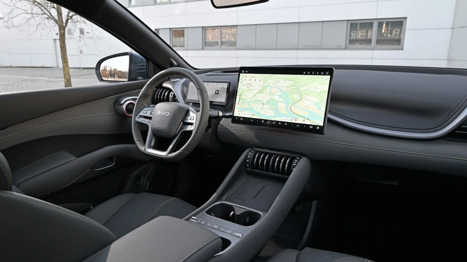 Der Armaturenträger ist mit zwei großen Screens bestückt.