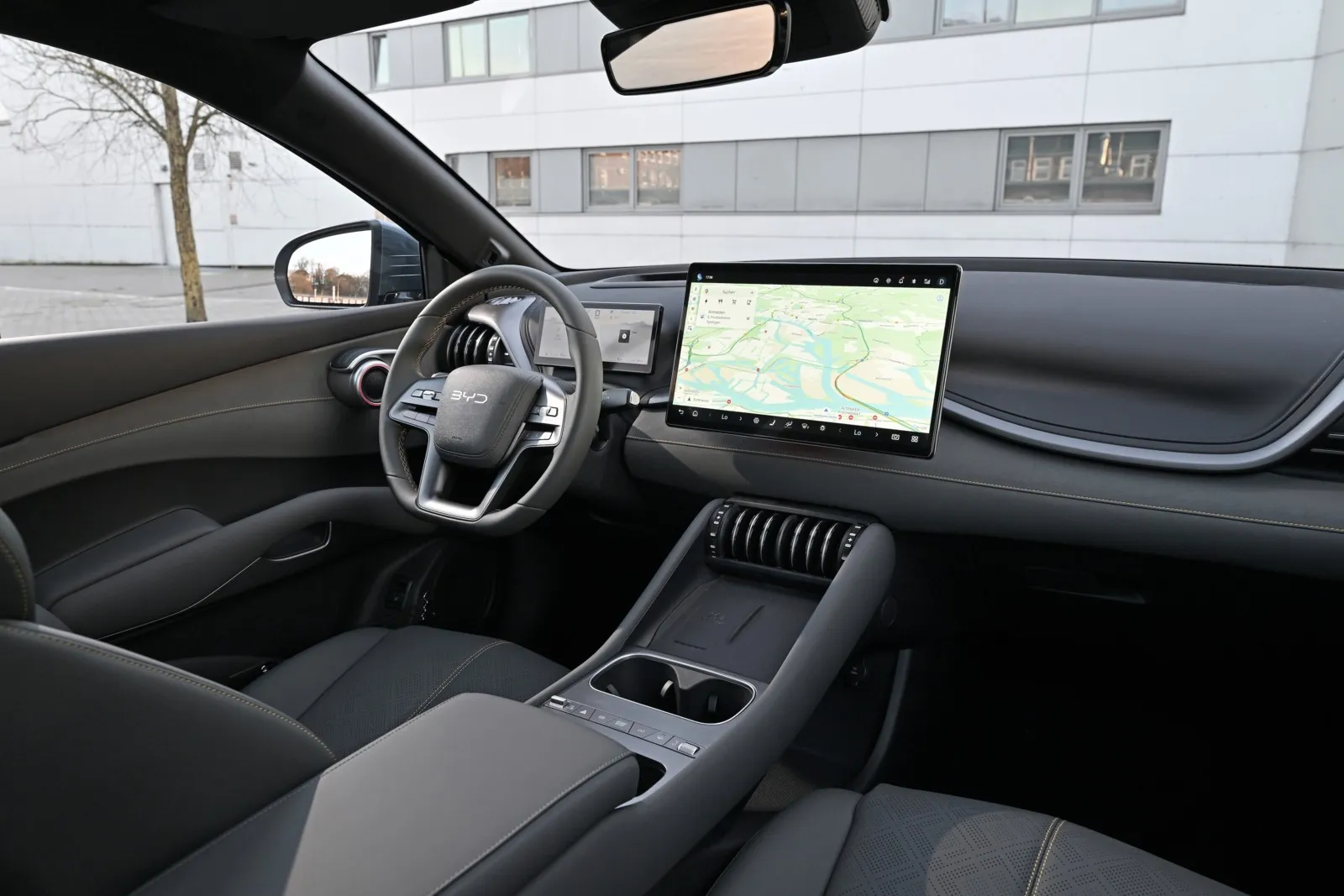 Der Armaturenträger ist mit zwei großen Screens bestückt.