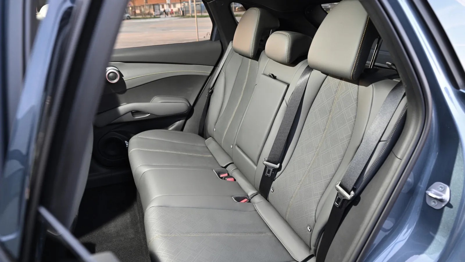 Auch im Fond bietet der BYD Atto 3 Evo viel Platz.