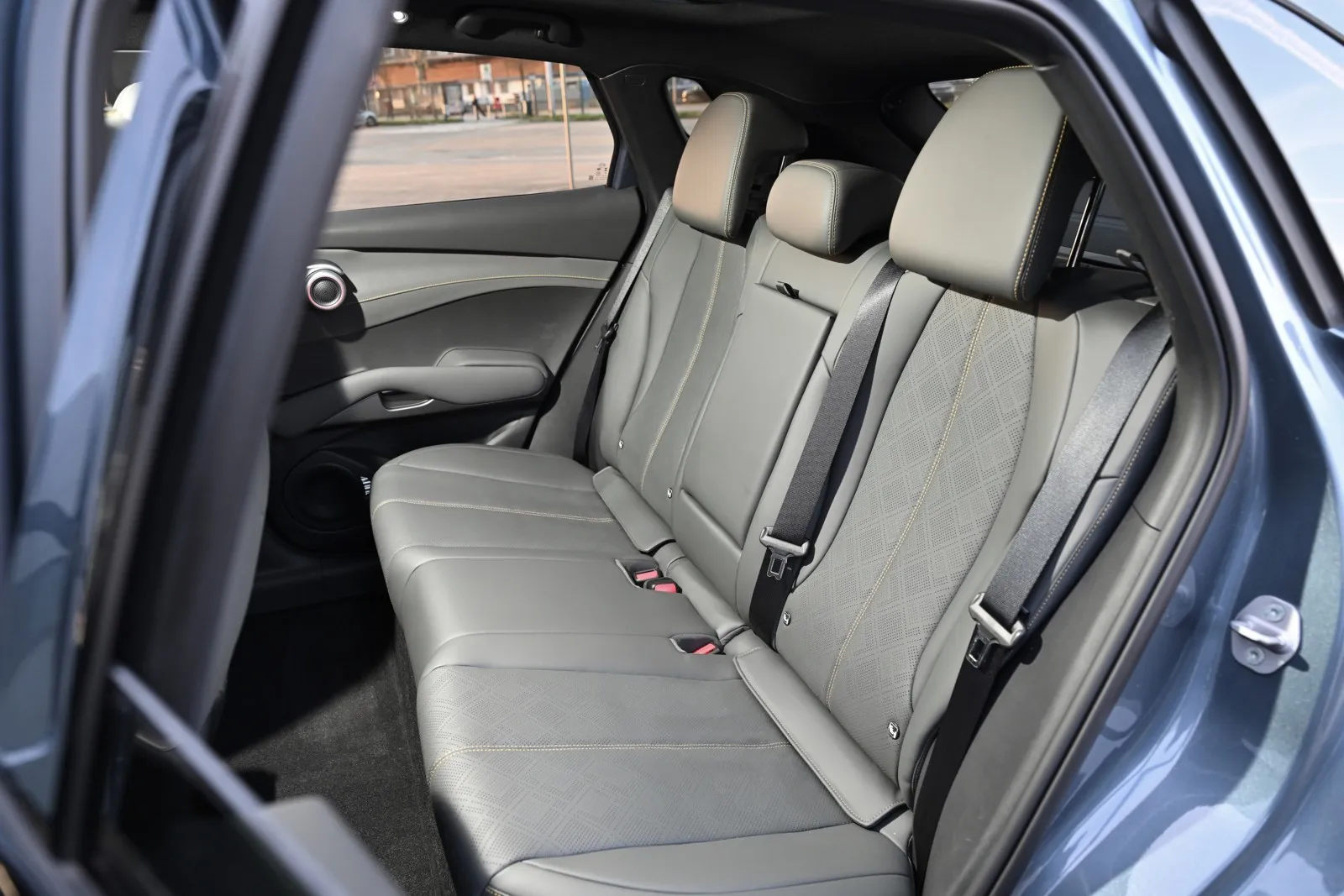 Auch im Fond bietet der BYD Atto 3 Evo viel Platz.
