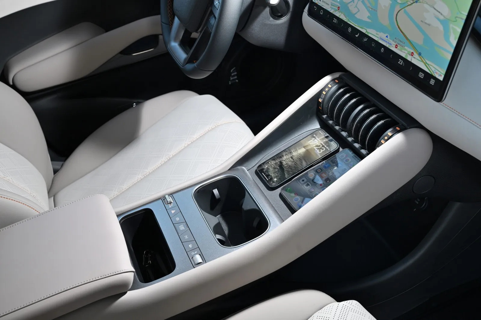 In der Mittelkonsole können zwei Smartphones kabellos geladen werden.