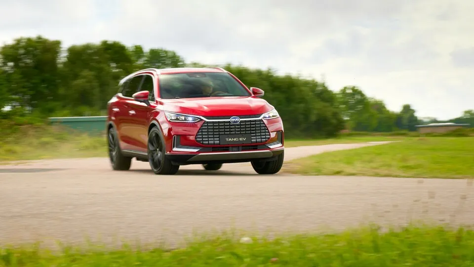 Als einziges mit dritter Sitzreihe macht sich das SUV Tang von BYD auf den Weg.