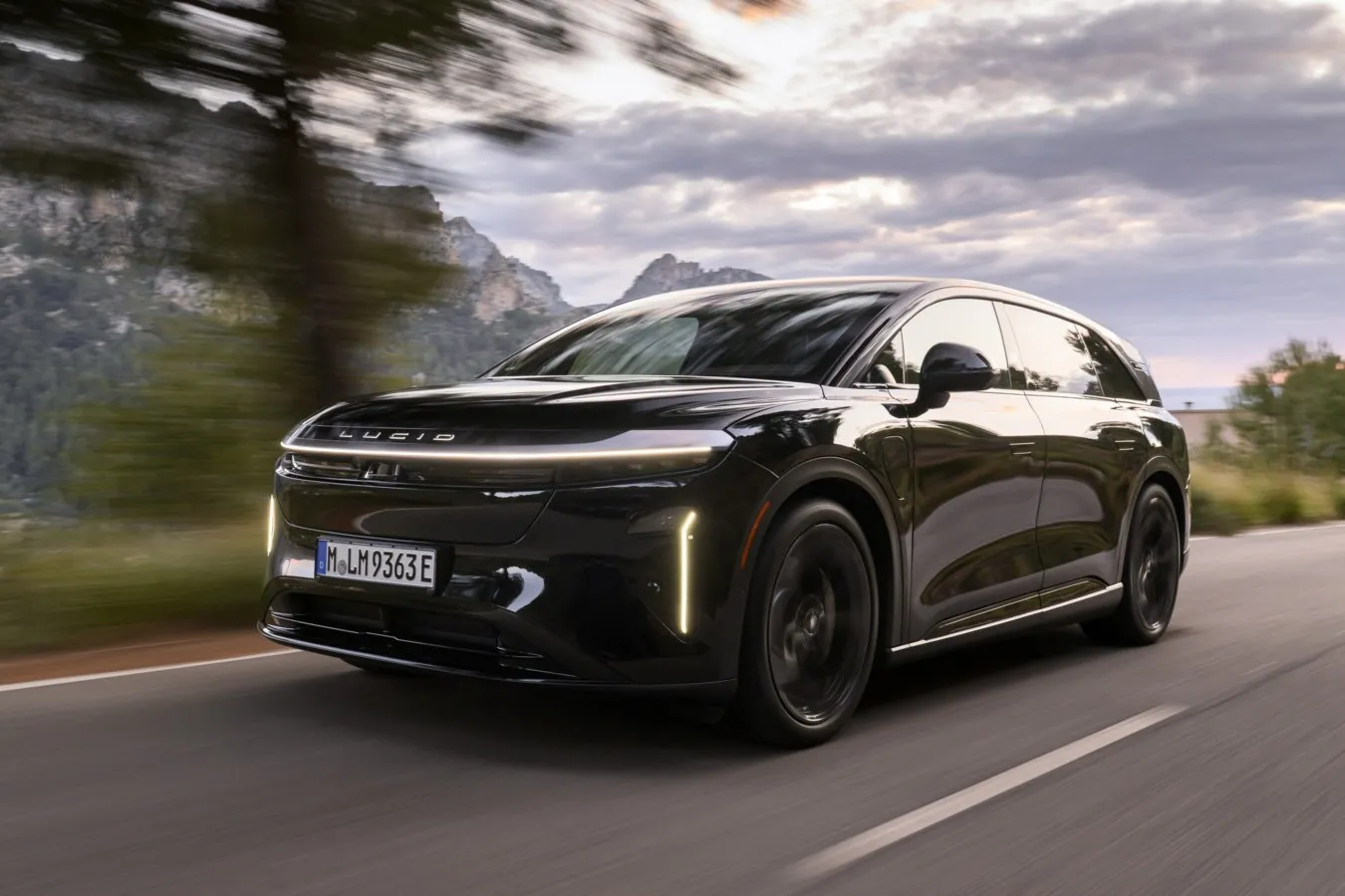 Dank 900-Volt-Architektur und Ladeleistungen von bis zu 400 kW soll der Energiespeicher des Lucid Gravity  in wenigen Minuten wieder voll sein.