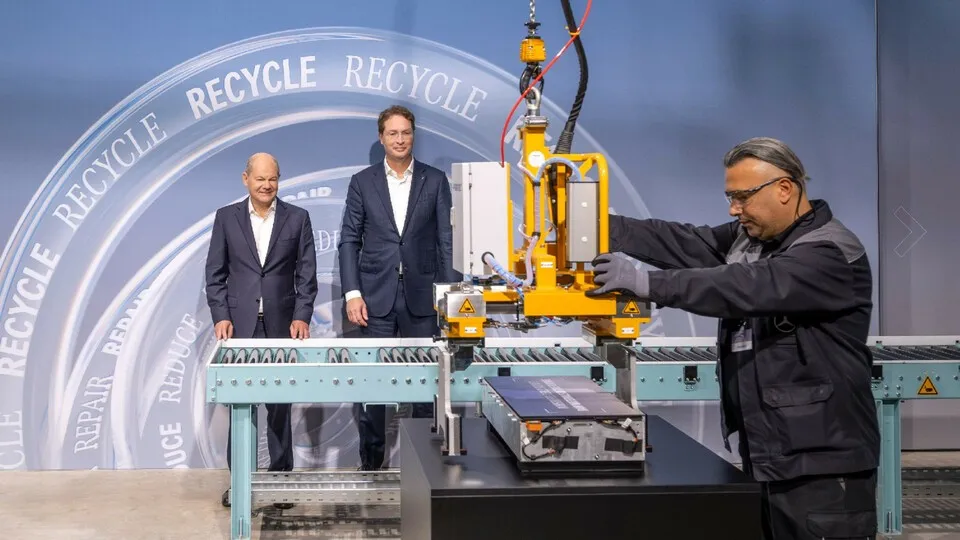 Mercedes-Benz Werk Kuppenheim: Erste Batterie-Recyclingfabrik Europas mit integriertem mechanisch-hydrometallurgischem Verfahren im süddeutschen Kuppenheim eröffnet.Olaf Scholz, Bundeskanzler der Bundesrepublik Deutschland und Ola Källenius, Vorstandsvorsitzender der Mercedes-Benz Group AG. Mercedes-Benz plant Kuppenheim: Europe's first battery recycling plant using integrated mechanical-hydrometallurgical process opens in Kuppenheim in southern Germany.Olaf Scholz, Federal Chancellor of the Federal Republic of Germany and Ola Källenius, Chairman of the Board of Management of Mercedes-Benz Group AG