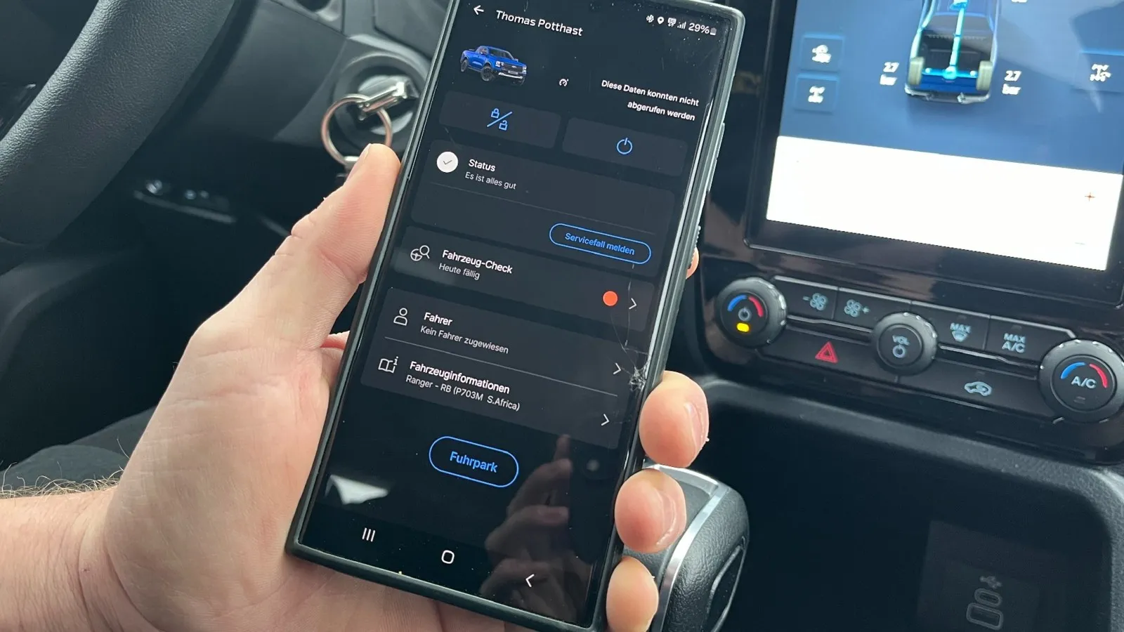 Mit der Ford Pro Telematics-App hat Dachdeckermeister und Geschäftsführer Thomas Potthast alles im Blick.