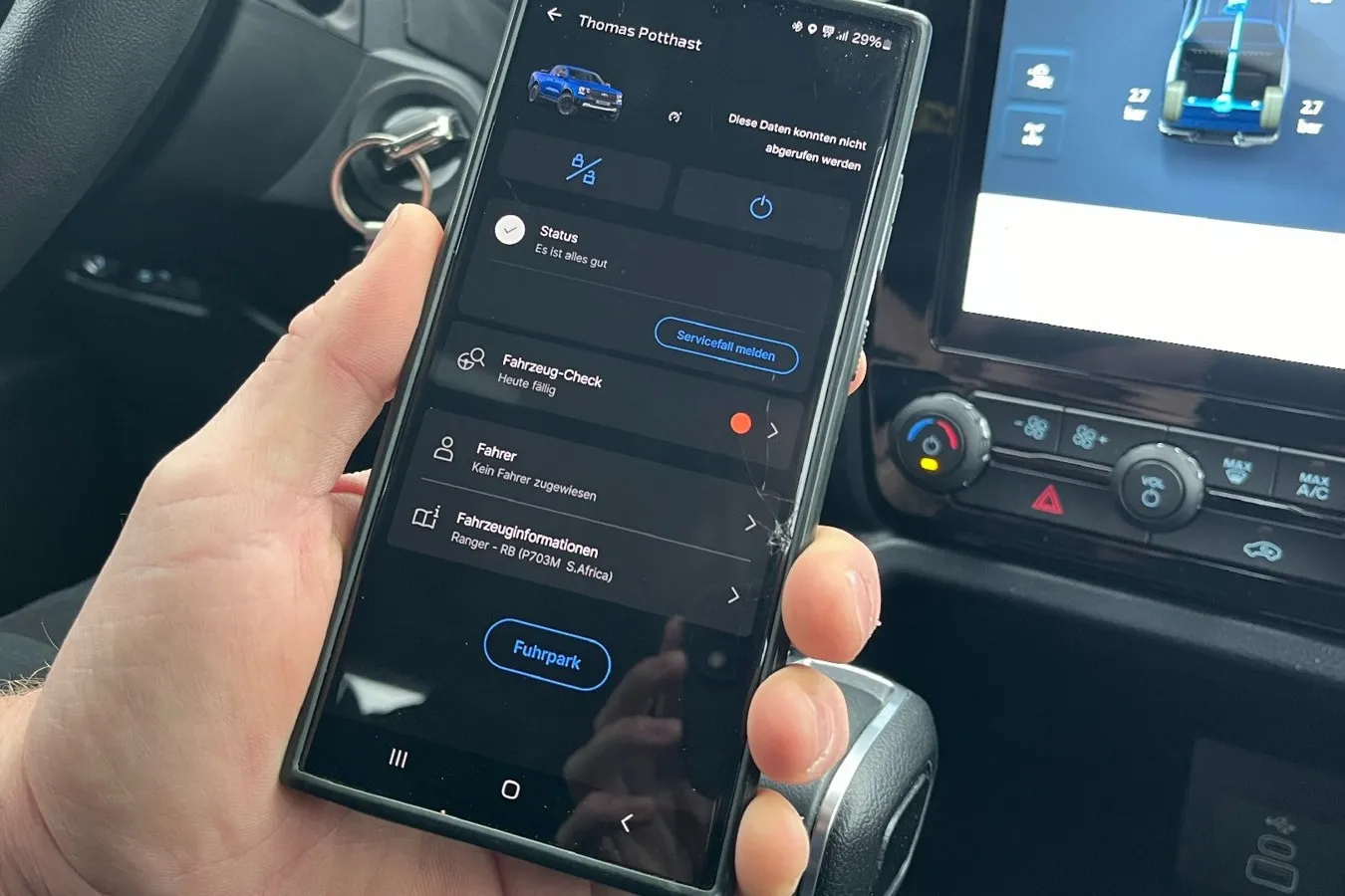 Mit der Ford Pro Telematics-App hat Dachdeckermeister und Geschäftsführer Thomas Potthast alles im Blick.