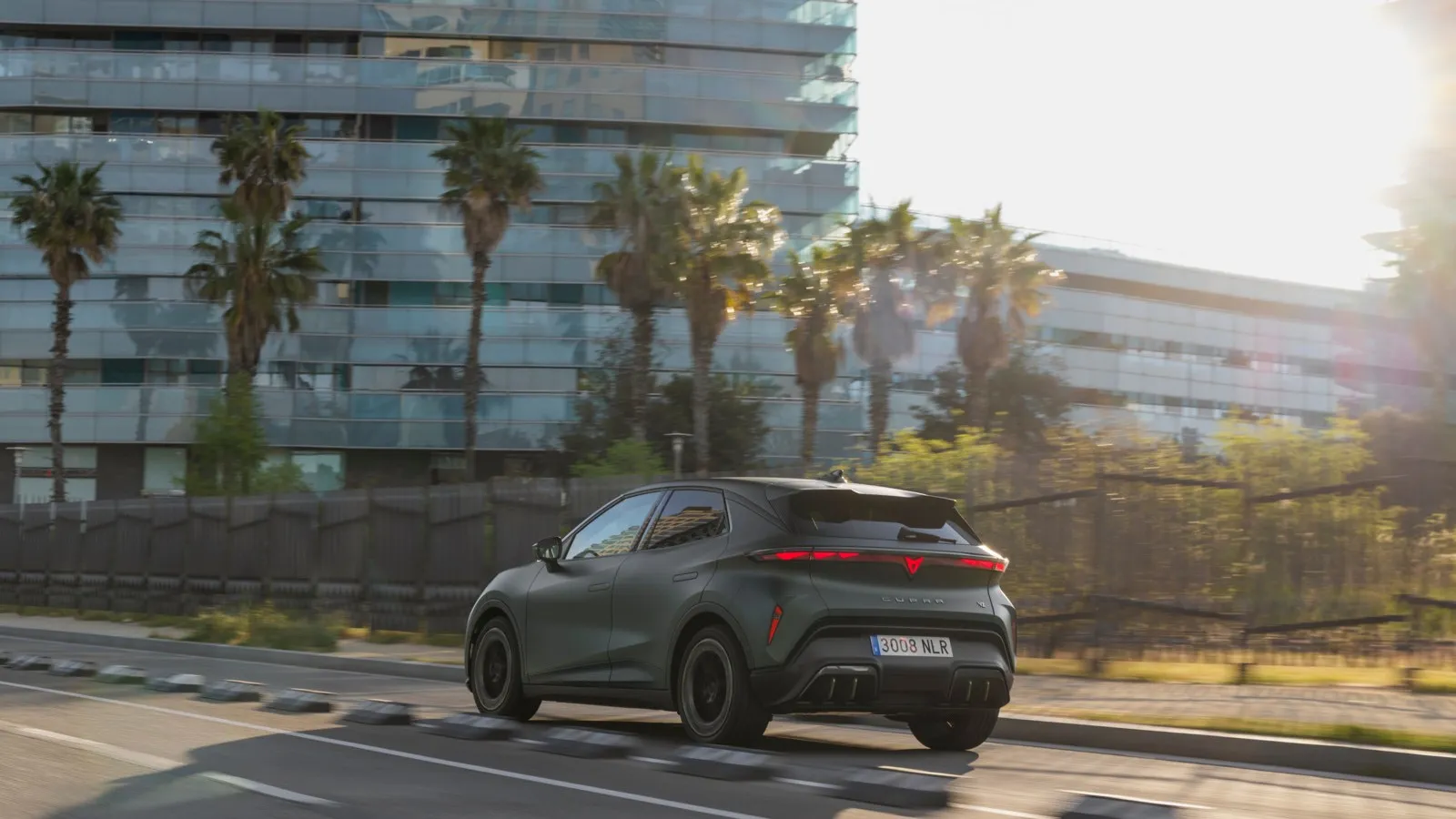 In der Stadt ist der gerade vier Meter lange und auch von hinten sehr schicke Cupra Raval zu Hause.