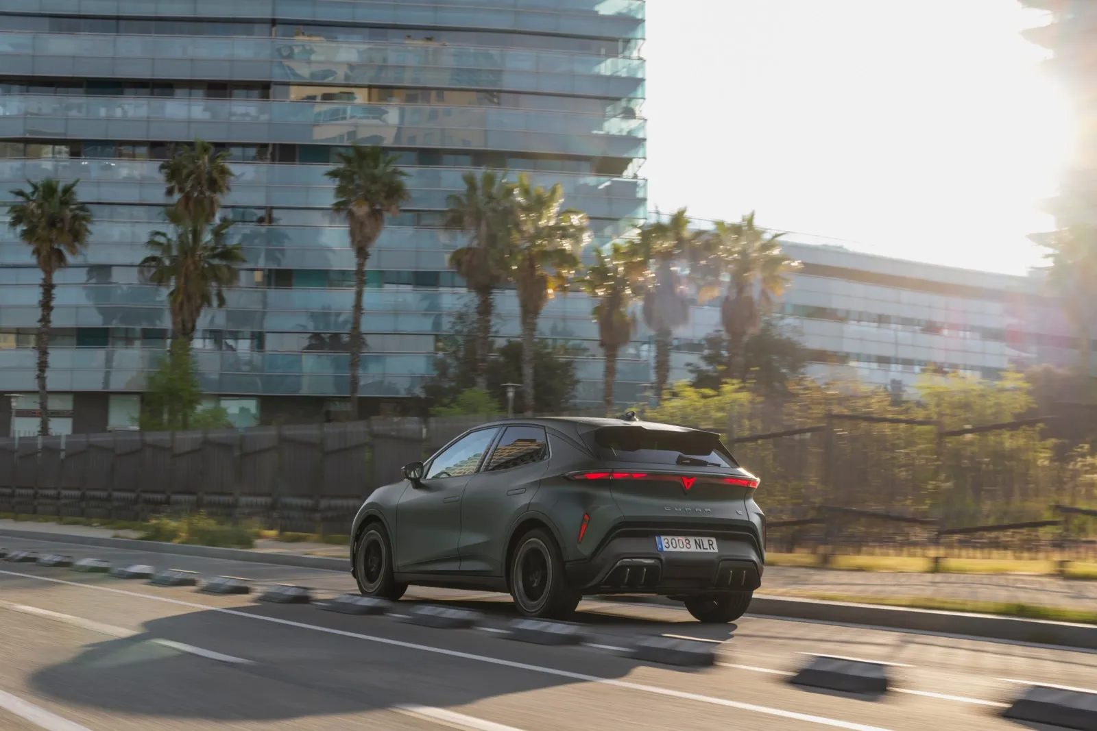 In der Stadt ist der gerade vier Meter lange und auch von hinten sehr schicke Cupra Raval zu Hause.