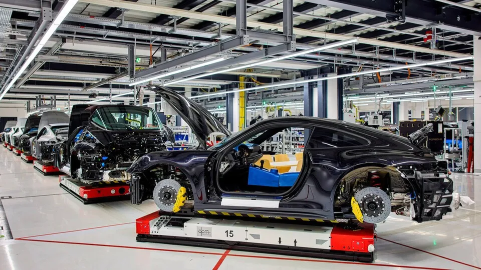 Im Porsche-Werk in Stuttgart-Zuffenhausen geht es jetzt etwas langsamer voran.