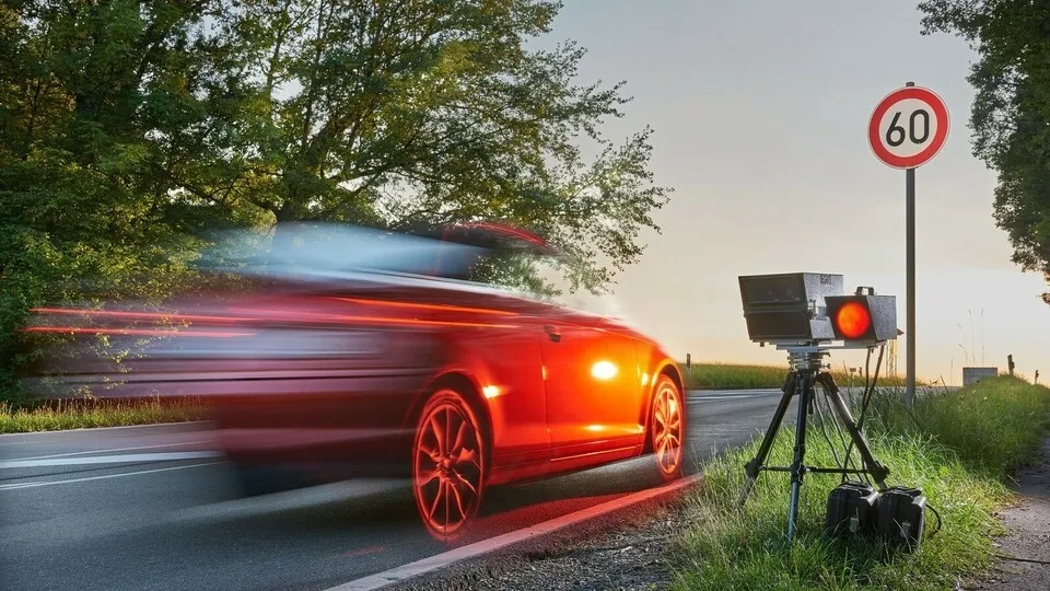 Zu Fuß gehen auch bei drohendem Jobverlust: Das Landesgericht Hamm weist die Rechtsbeschwerde eines Autoverkäufers gegen ein Fahrverbot zurück.