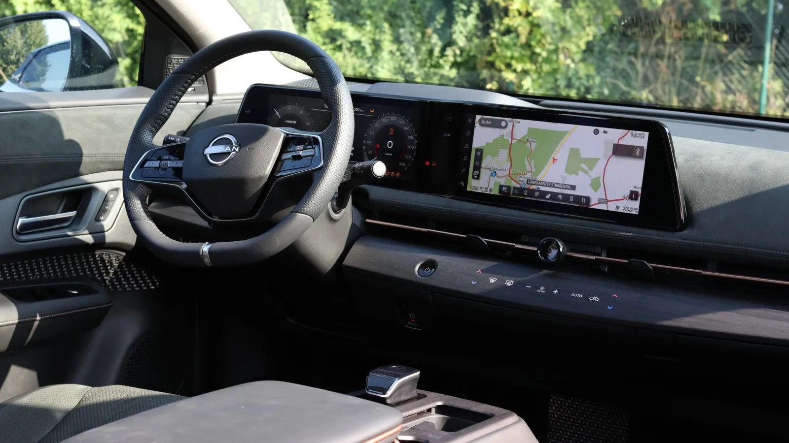 Das 10,8"-Head-up-Display ist ein optisches Highlight, die Handhabung allerdings gewöhnungsbedürftig.
