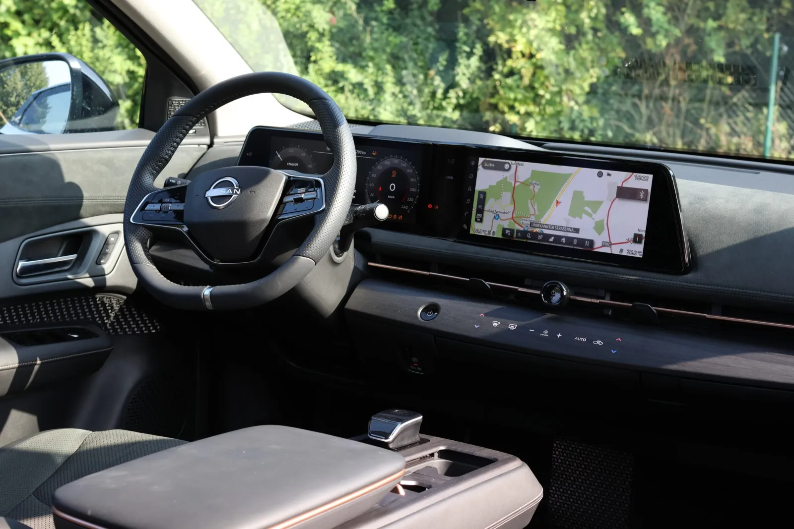 Das 10,8"-Head-up-Display ist ein optisches Highlight, die Handhabung allerdings gewöhnungsbedürftig.