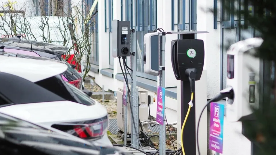 Für elektrische Sicherheit sollten FI-Schutz, DC-Fehlerstromerkennung und Überspannungsschutz in die Ladestation integriert sein.