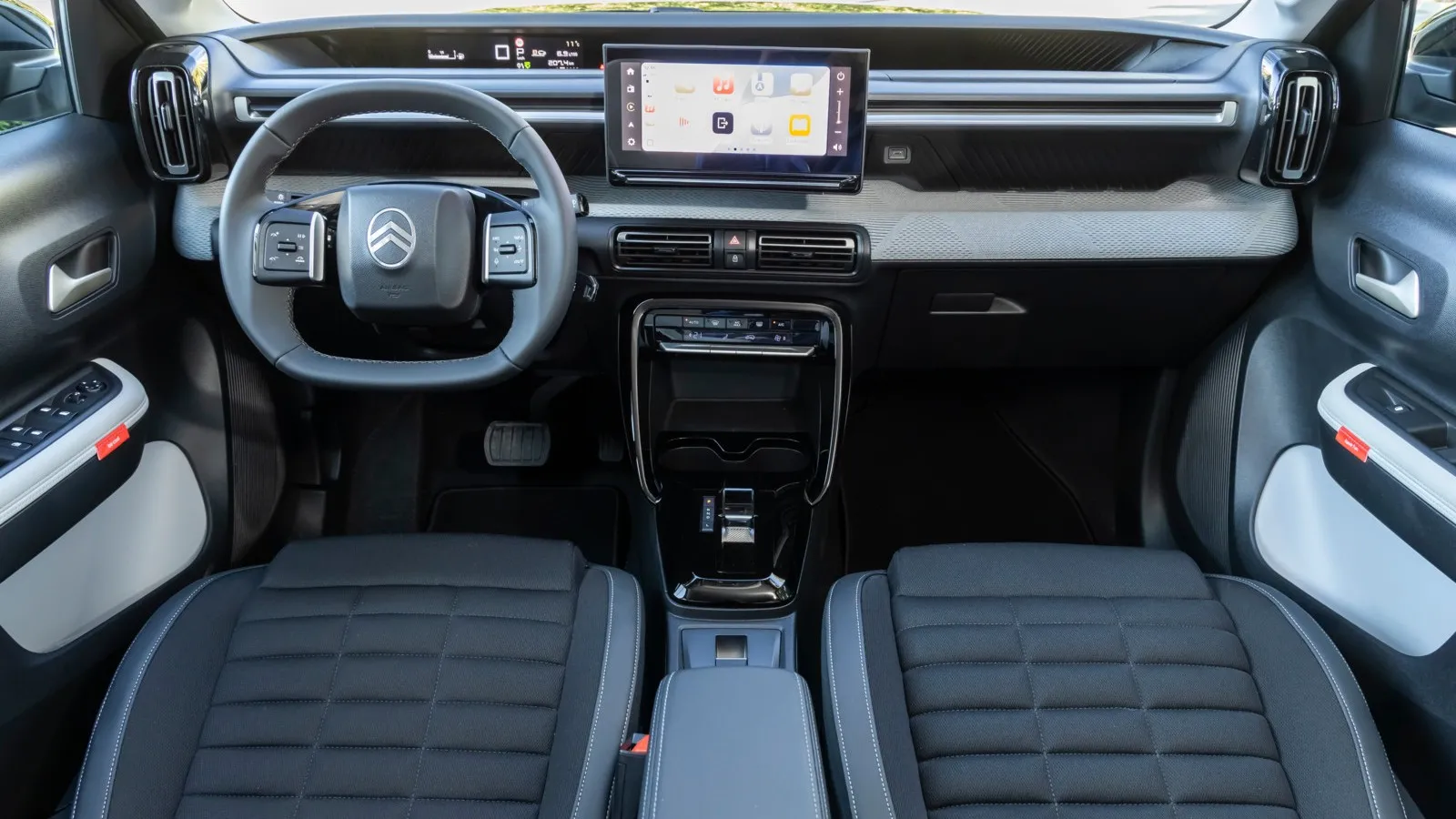 Das hochauflösende Display und das digitale Cockpit sorgen für eine klare und benutzerfreundliche Steuerung während der Fahrt.