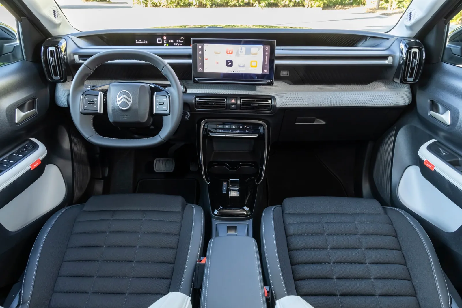 Das hochauflösende Display und das digitale Cockpit sorgen für eine klare und benutzerfreundliche Steuerung während der Fahrt.