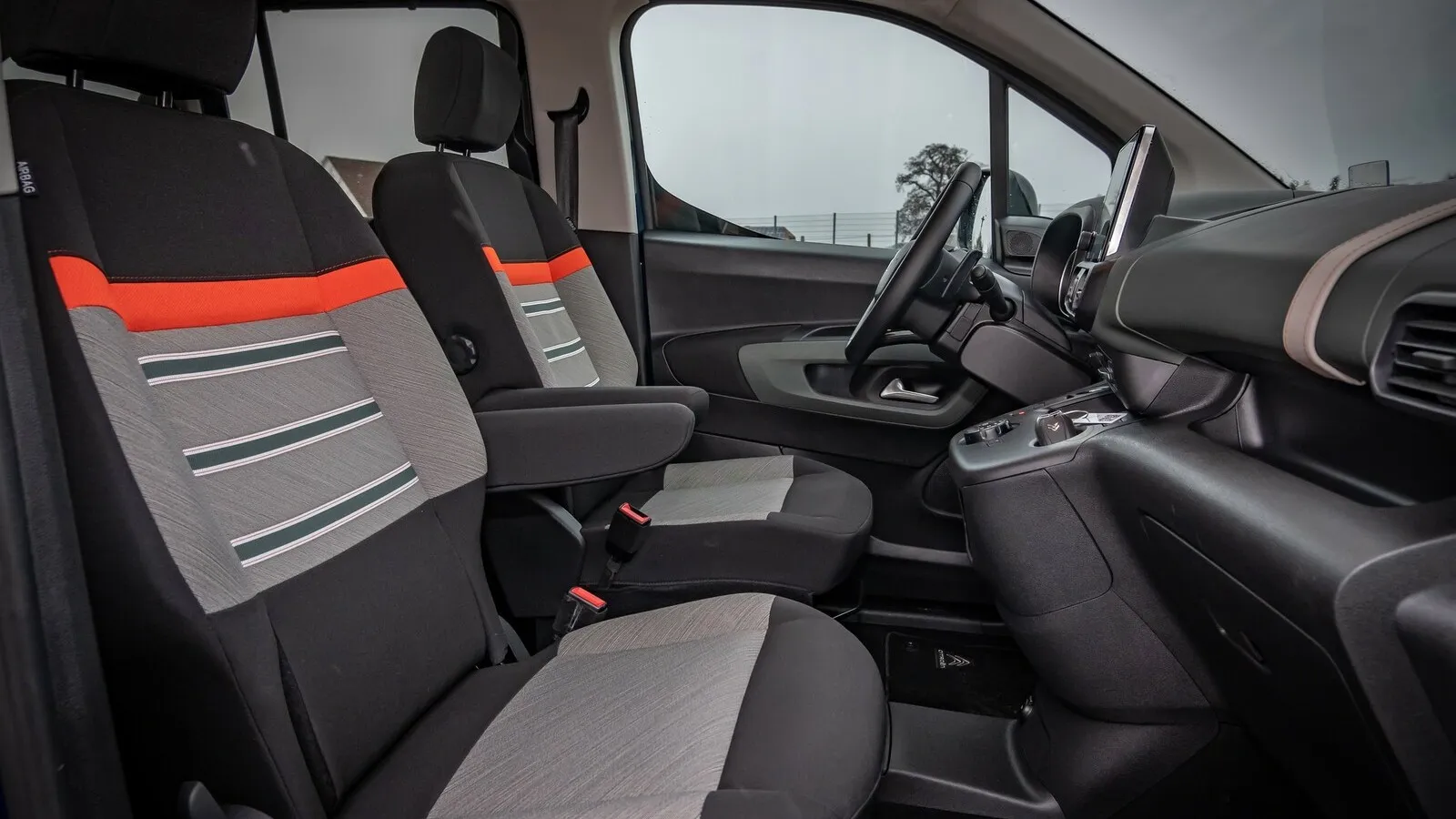 Sportif: Mit orangen Akzenten auf den liniert gemusterten Komfort-Stoffsitzen versprüht der Berlingo eine gewisse Frische.