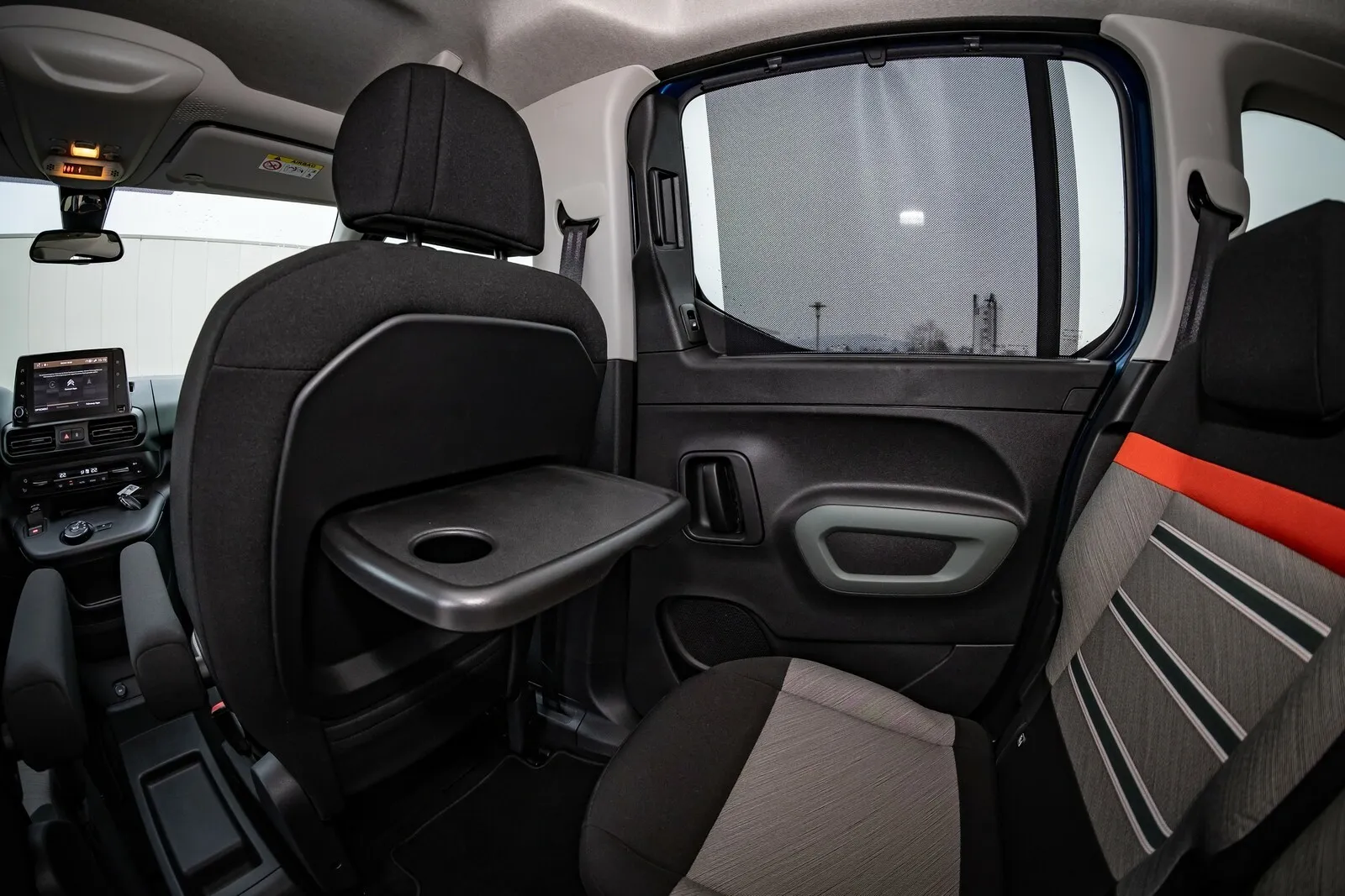 Autobahn-Picknick: Auf dem Sozius des Pkw können Tablette ausgeklappt werden, um die Bestellung aus dem Schnellrestaurant bequem hinter Sonnenschutzrollos zu verzehren.