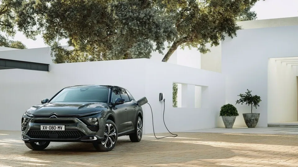 Der schicke C5 X ist serienmäßig mit einer Acht-Stufen-Automatik bestellbar – am stärksten ist er als 225 PS starker Plug-in-Hybrid.