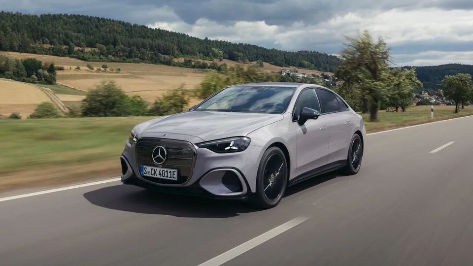Erstmals fährt die Mercedes C-Klasse rein elektrisch vor. Wir waren mit dem C 400 4Matic bereits unterwegs.
