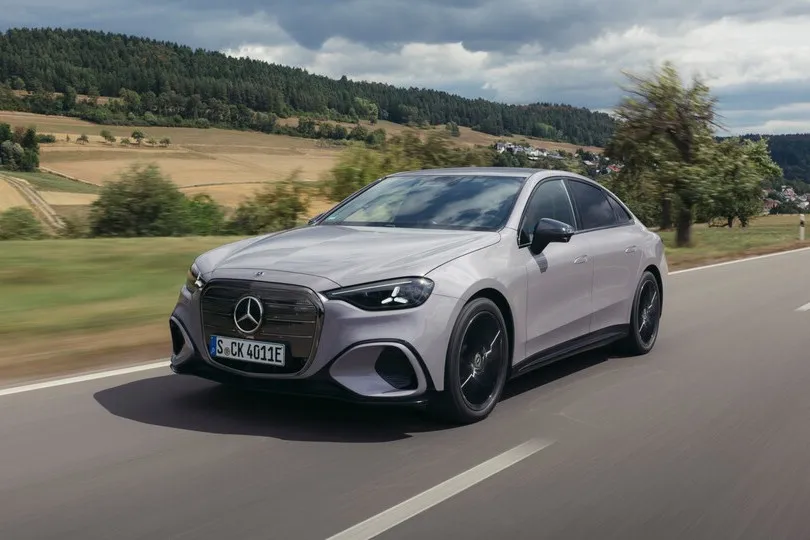 Erstmals fährt die Mercedes C-Klasse rein elektrisch vor. Wir waren mit dem C 400 4Matic bereits unterwegs.