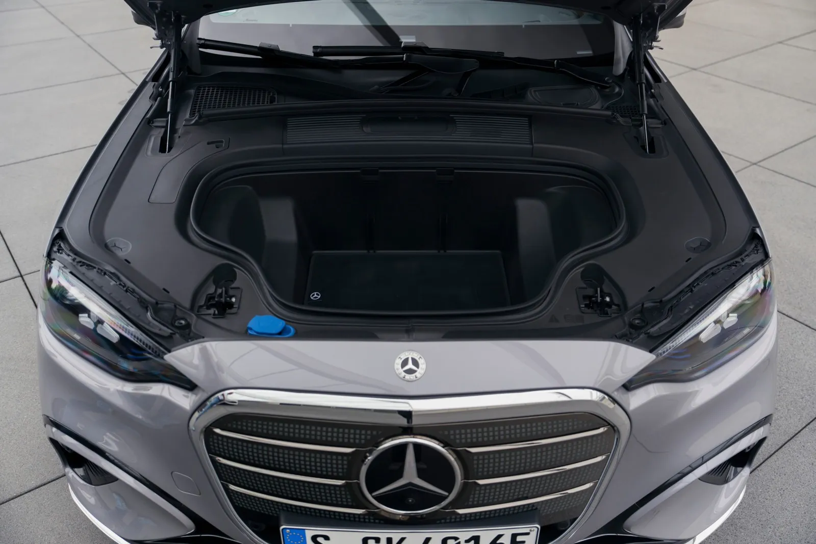 Die elektrisch angetriebene C-Klasse bietet unter der Fronthaube einen 101 Liter großen Frunk.