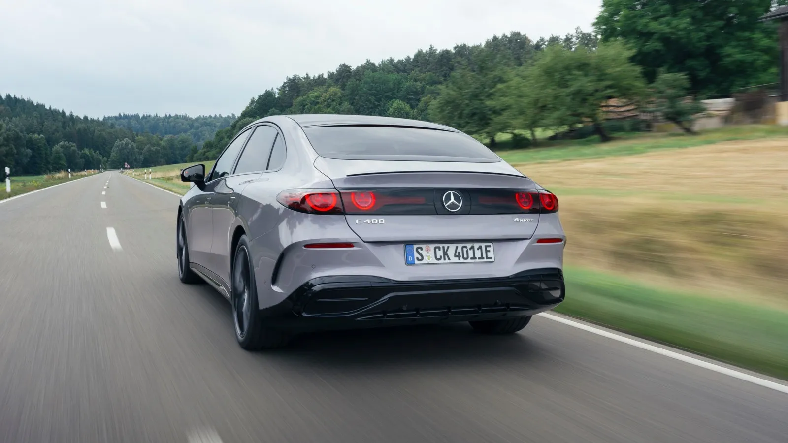 Am Heck des Mercedes C 400 4Matic haben die Designer aus aerodynamischen Gründen einen Spoiler integriert.