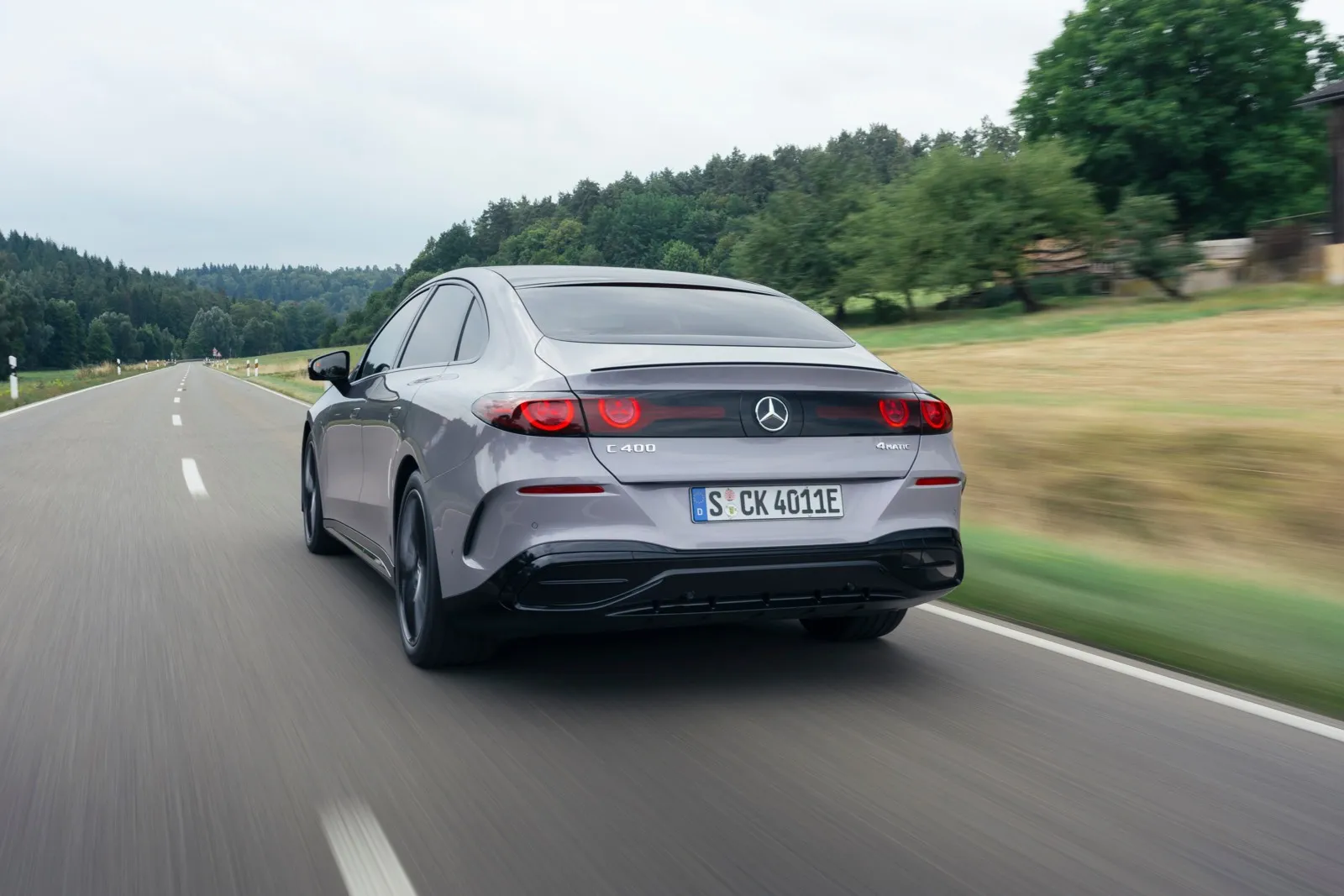 Am Heck des Mercedes C 400 4Matic haben die Designer aus aerodynamischen Gründen einen Spoiler integriert.