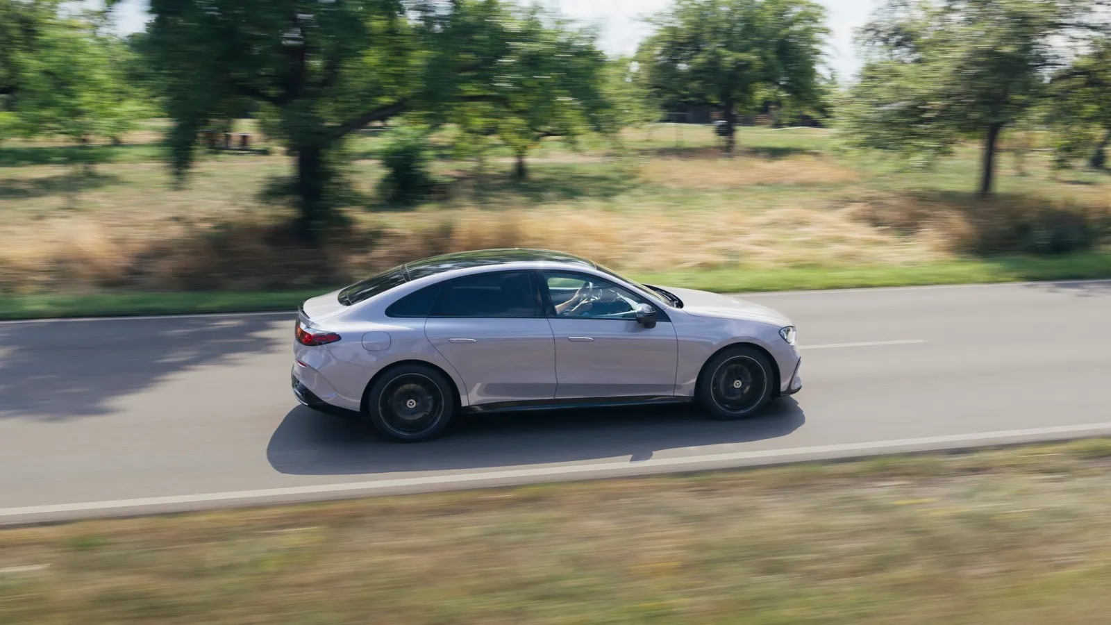 Die Seitenansicht zeigt die coupéartig abfallende Dachlinie des C 400 4Matic.