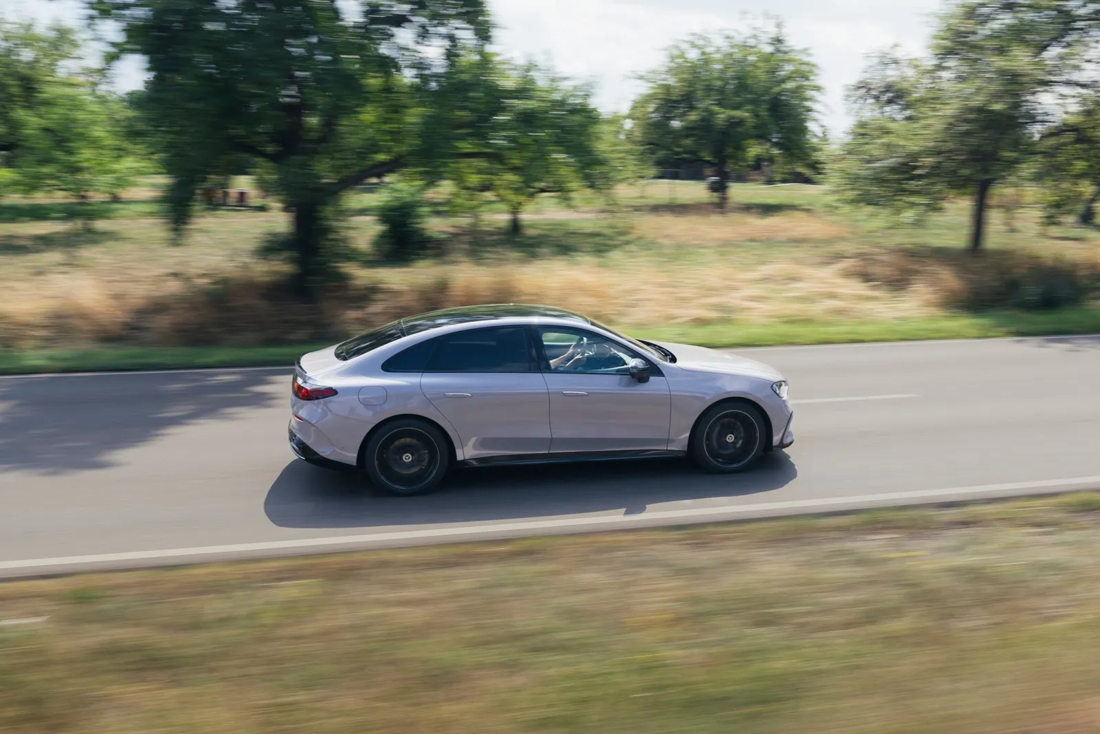 Die Seitenansicht zeigt die coupéartig abfallende Dachlinie des C 400 4Matic.
