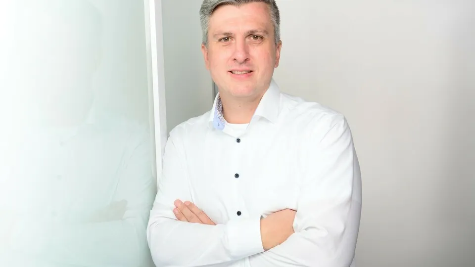 Carsten Claßen, Innovation- & Productmanagement E-Mobility bei Athlon Germany, befasst sich seit 2010 mit dem Thema Elektromobilität und Ladeinfrastruktur in der Flotte und ist zudem seit 2020 Botschafter der E-Mobilität in Nordrhein-Westfalen.