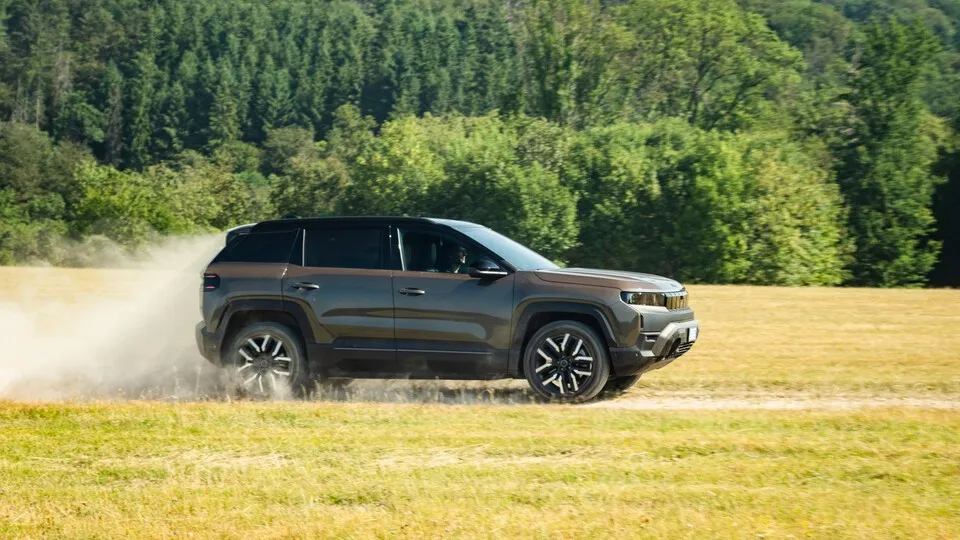 Der Jeep Compass ist erstmals auch als elektrische Allradversion mit 276 kW (375 PS) erhältlich.