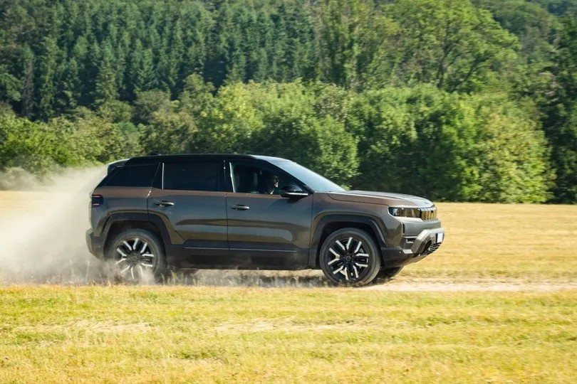 Der Jeep Compass ist erstmals auch als elektrische Allradversion mit 276 kW (375 PS) erhältlich.