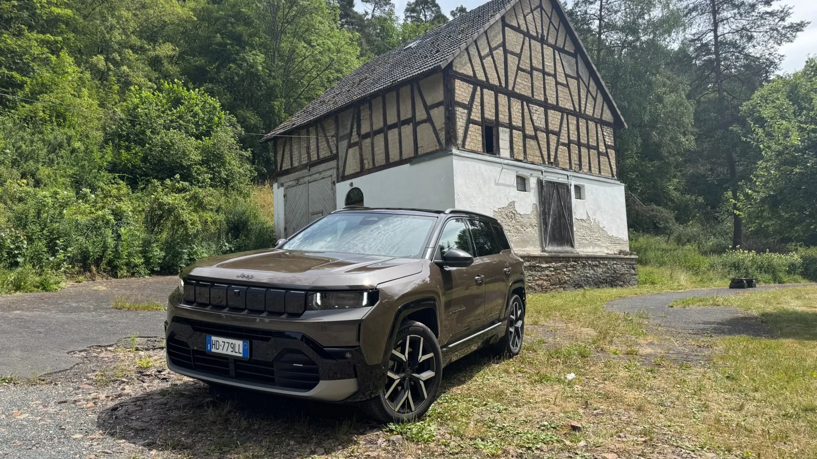 Auch der neue Jeep Compass greift an der Front die sieben angedeuteten Streben der Marke auf.