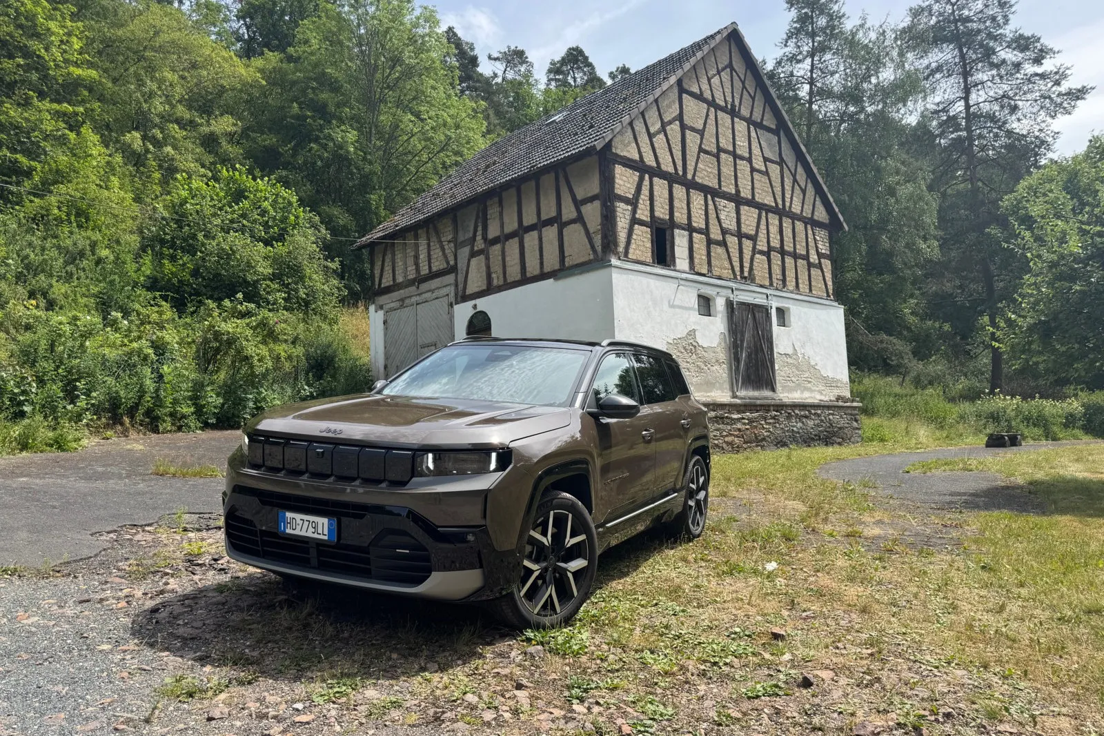 Auch der neue Jeep Compass greift an der Front die sieben angedeuteten Streben der Marke auf.