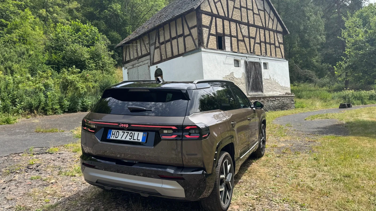 Eine durchgehende Lichtleiste und der mittig platzierte Jeep-Schriftzug prägen das Heck des Compass.