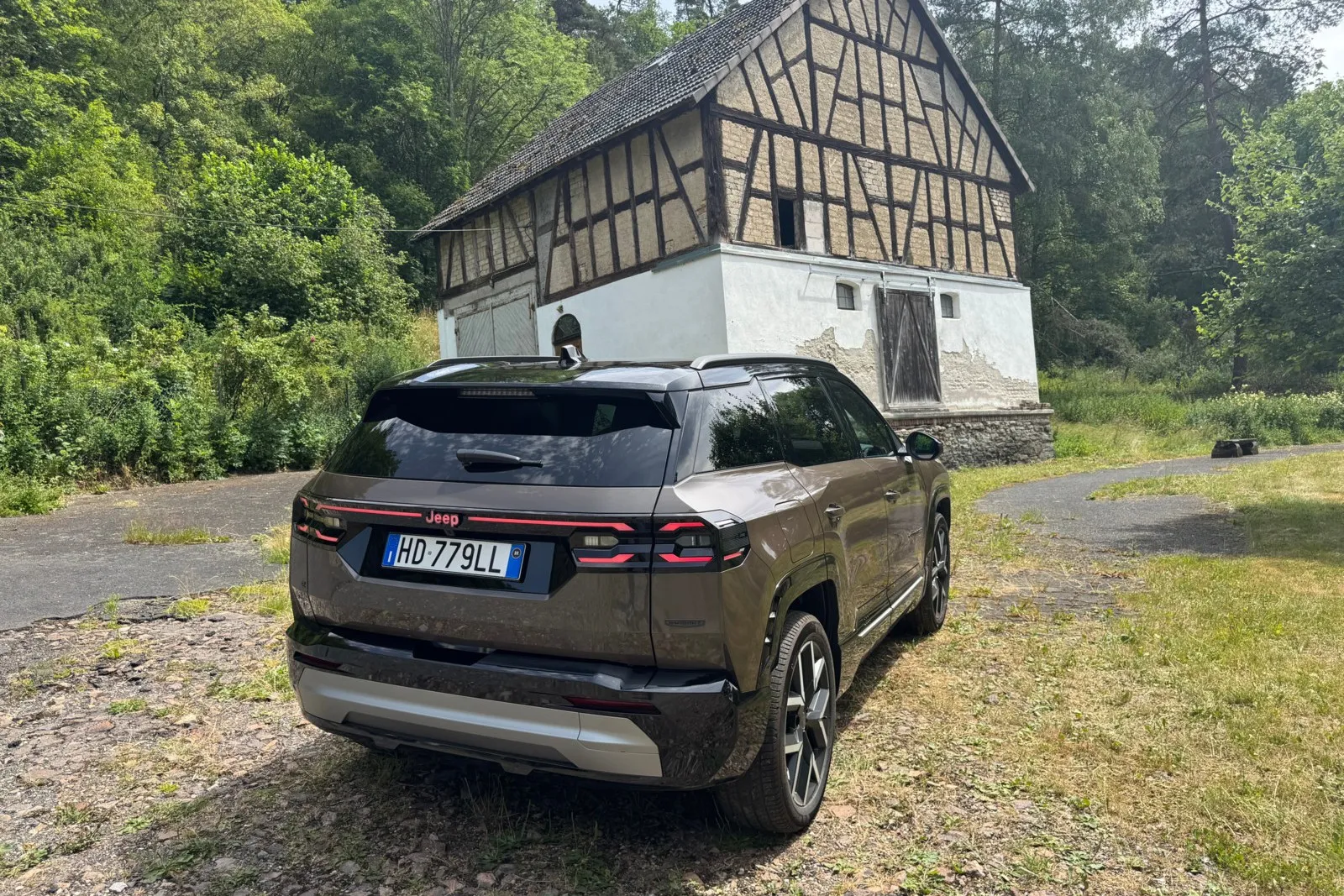 Eine durchgehende Lichtleiste und der mittig platzierte Jeep-Schriftzug prägen das Heck des Compass.