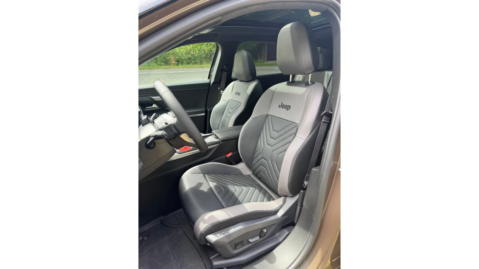 Die vorderen Sitze des Jeep Compass sind stark konturiert und bieten ausgeprägte Seitenwangen.