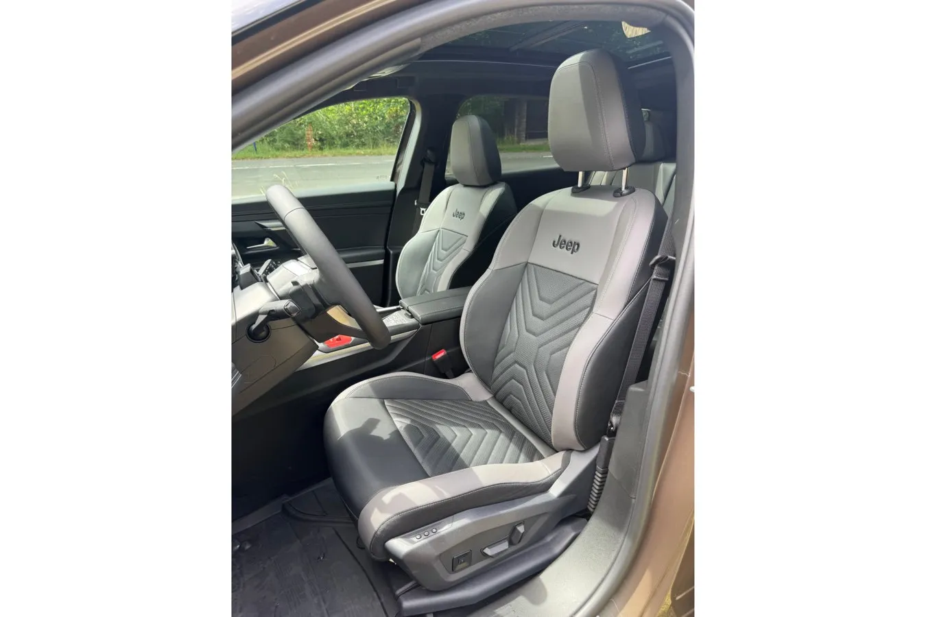 Die vorderen Sitze des Jeep Compass sind stark konturiert und bieten ausgeprägte Seitenwangen.