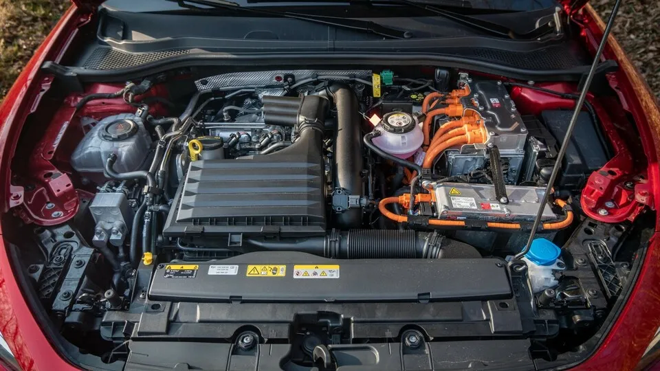 Das Teamwork aus Elektromotor mit externer Lademöglichkeit und einem Verbrennungsmotor wird in Zukunft seltener zu sehen sein.