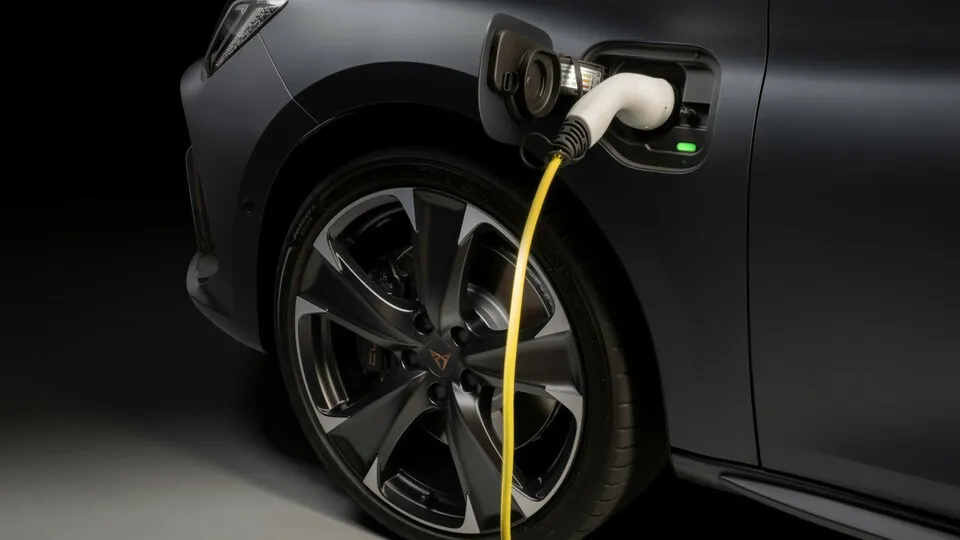 Wer sein Fahrzeug an öffentlichen Stationen auflädt, füttert häufig kommunale Monopole, meint der Energieversorger Lichtblick fest.
