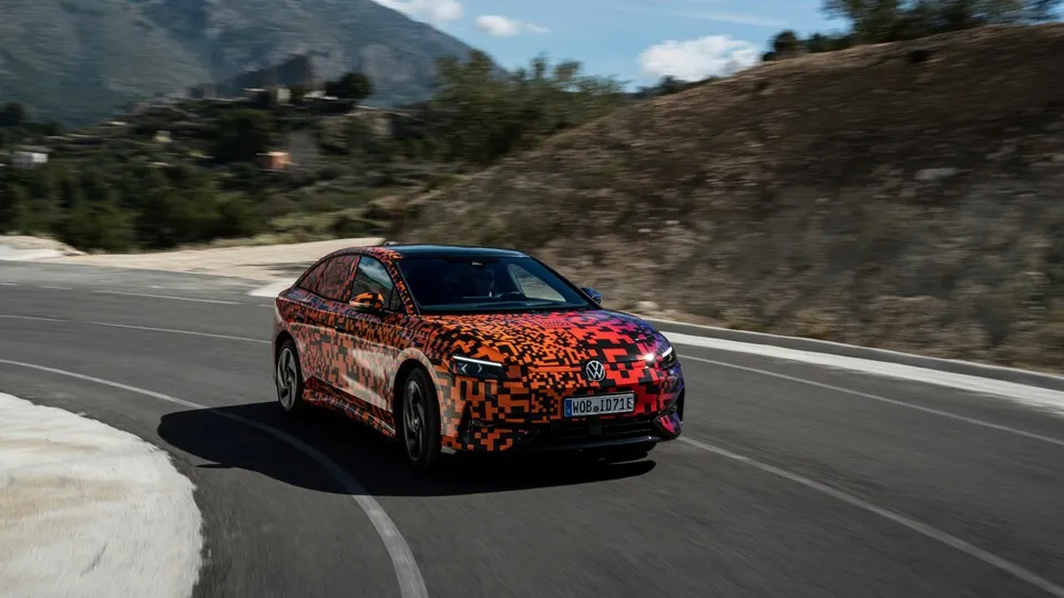 Neue Motoren für die VW-ID-Familie. Im ID.7 (hier noch getarnt) werden Sie erstmals verbaut.