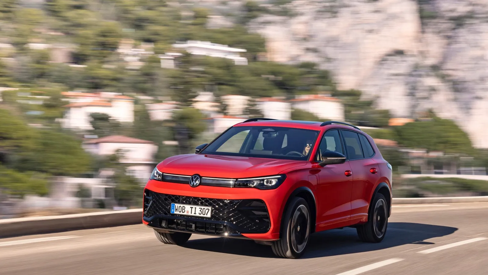 Das Design des neuen VW Tiguan 2024 kombiniert sportliche Eleganz mit modernen Akzenten, wie einer markanten Front und klar definierten LED-Leuchten.