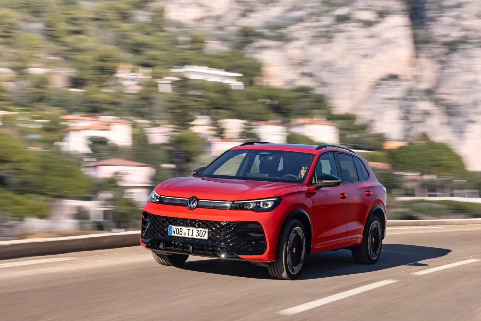 Das Design des neuen VW Tiguan 2024 kombiniert sportliche Eleganz mit modernen Akzenten, wie einer markanten Front und klar definierten LED-Leuchten.