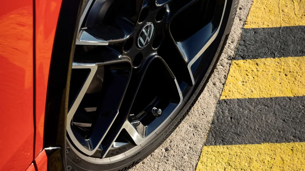 Die Felgenoptionen bieten eine breite Auswahl an stilvollen Designs bis zu 20 Zoll, die den sportlichen Charakter des SUVs betonen.