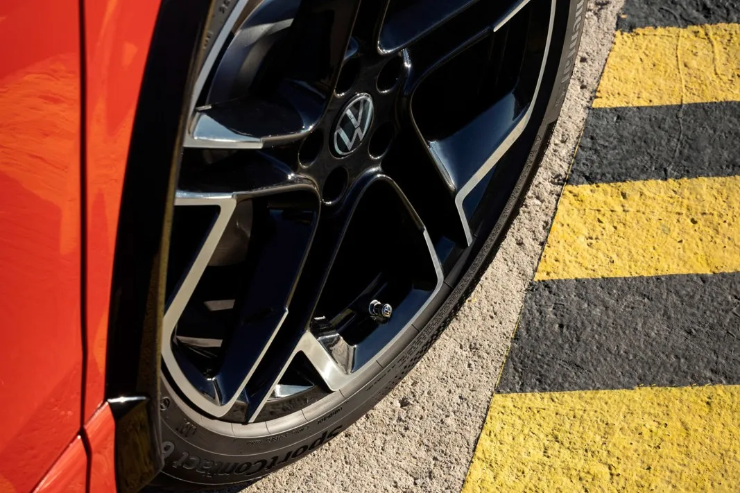 Die Felgenoptionen bieten eine breite Auswahl an stilvollen Designs bis zu 20 Zoll, die den sportlichen Charakter des SUVs betonen.