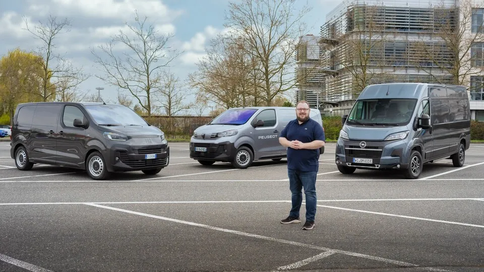 bfp-Chefredakteur Sven Eisenkrämer hat sich die neue Transporterflotte von Stellantis angeschaut. Im Bild die beiden mittelgroßen Transporter Fiat Scudo und Peugeot e-Expert und der große Transporter Opel Movano Electric (v.l.).