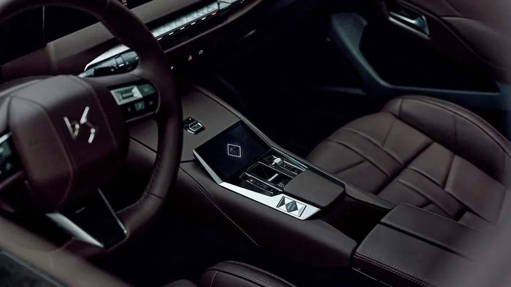 Der Innenraum punktet mit hochwertigen Materialien und innovativer Technik wie einem Head-up-Display mit Augmented Reality sowie zahlreichen Assistenzsystemen.